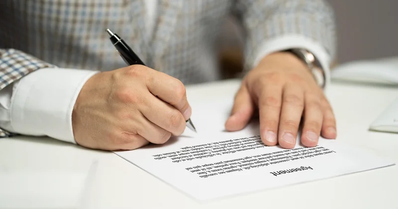 Les clauses qui protègent votre premier contrat